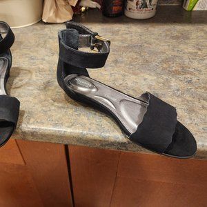 Rockport black suede sandal Size 5W